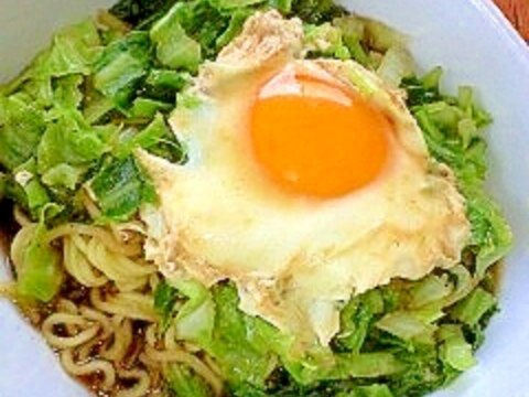 キャベツの巣ごもり卵のせ、醤油ラーメン